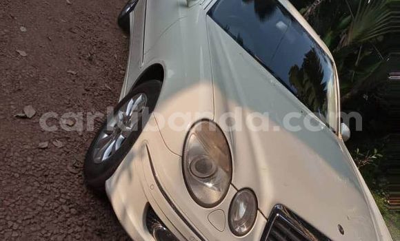 Gura Yakoze Mercedes‒Benz E–Class White Imodoka i Bugembe mu Eastern Gura Yakoze Mercedes‒Benz E–Class White Imodoka i Bugembe mu Eastern