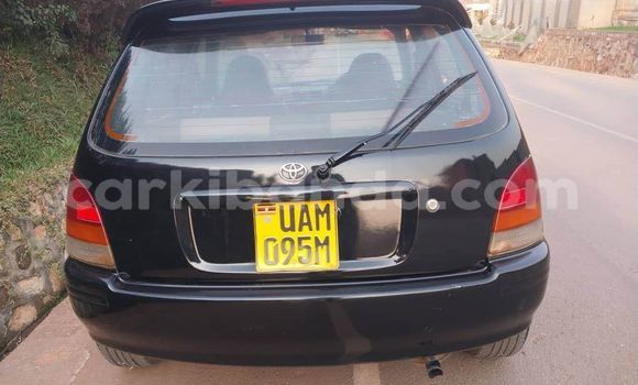 Gura Yakoze Toyota Starlet Black Imodoka i Bugembe mu Eastern Gura Yakoze Toyota Starlet Black Imodoka i Bugembe mu Eastern