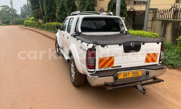 Gura Yakoze Nissan Hardbody White Imodoka i Arua mu Uganda Gura Yakoze Nissan Hardbody White Imodoka i Arua mu Uganda