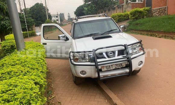 Gura Yakoze Nissan Hardbody White Imodoka i Arua mu Uganda Gura Yakoze Nissan Hardbody White Imodoka i Arua mu Uganda
