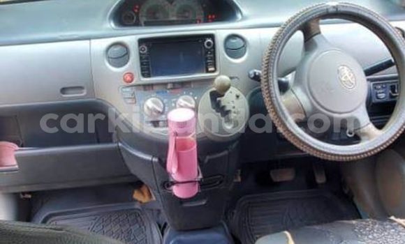 Gura Yakoze Toyota Sienta Blue Imodoka i Bugembe mu Eastern Gura Yakoze Toyota Sienta Blue Imodoka i Bugembe mu Eastern