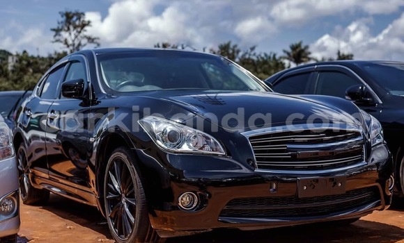 Nunua Ilio tumika Nissan Fuga Nyeusi Gari ndani ya Kampala nchini Uganda