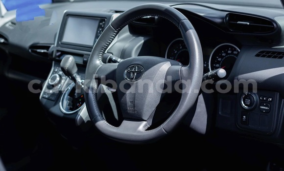 Gura Yakoze Toyota Wish Blue Imodoka i Kampala mu Uganda Gura Yakoze Toyota Wish Blue Imodoka i Kampala mu Uganda