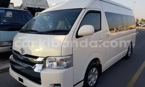 Gura Yakoze Toyota Hiace White Imodoka i Kampala mu Uganda