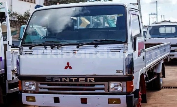 Acheter Occasion Utilitaire Mitsubishi L400 Blanc à Kampala, Ouganda