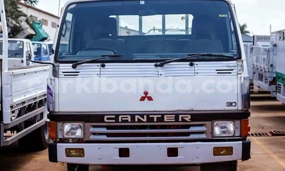 Nunua Ilio tumika Mitsubishi L400 Nyeupe Lori ndani ya Kampala nchini Uganda Nunua Ilio tumika Mitsubishi L400 Nyeupe Lori ndani ya Kampala nchini Uganda