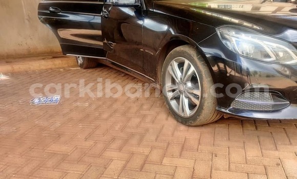 Acheter Occasion Voiture Mercedes‒Benz E–Class Noir à Bombo, Central Acheter Occasion Voiture Mercedes‒Benz E–Class Noir à Bombo, Central