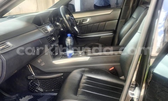 Acheter Occasion Voiture Mercedes‒Benz E–Class Noir à Bombo, Central Acheter Occasion Voiture Mercedes‒Benz E–Class Noir à Bombo, Central