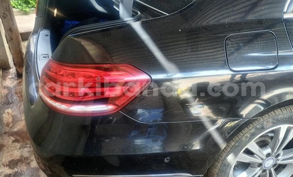 Acheter Occasion Voiture Mercedes‒Benz E–Class Noir à Bombo, Central Acheter Occasion Voiture Mercedes‒Benz E–Class Noir à Bombo, Central