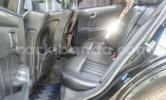 Acheter Occasion Voiture Mercedes‒Benz E–Class Noir à Bombo, Central Acheter Occasion Voiture Mercedes‒Benz E–Class Noir à Bombo, Central