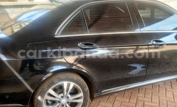 Acheter Occasion Voiture Mercedes‒Benz E–Class Noir à Bombo, Central Acheter Occasion Voiture Mercedes‒Benz E–Class Noir à Bombo, Central