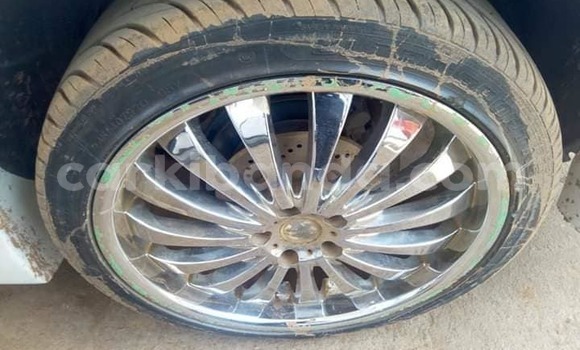 Gura Yakoze Toyota Harrier White Imodoka i Kampala mu Uganda Gura Yakoze Toyota Harrier White Imodoka i Kampala mu Uganda