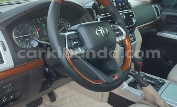Gura Yakoze Toyota Land Cruiser Black Imodoka i Kampala mu Uganda Gura Yakoze Toyota Land Cruiser Black Imodoka i Kampala mu Uganda