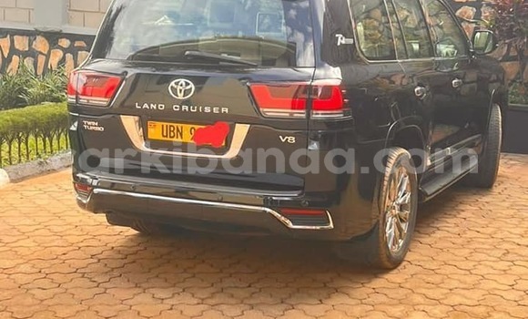 Gura Yakoze Toyota Land Cruiser Black Imodoka i Kampala mu Uganda Gura Yakoze Toyota Land Cruiser Black Imodoka i Kampala mu Uganda