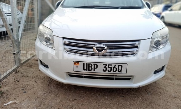 Nunua Ilio tumika Toyota Axio Nyeupe Gari ndani ya Kampala nchini Uganda