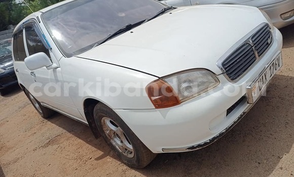 Nunua Ilio tumika Toyota Starlet Nyeupe Gari ndani ya Kampala nchini Uganda