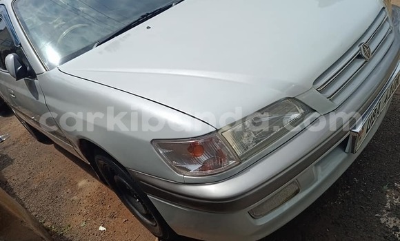 Nunua Ilio tumika Toyota Premio Nyeupe Gari ndani ya Kampala nchini Uganda