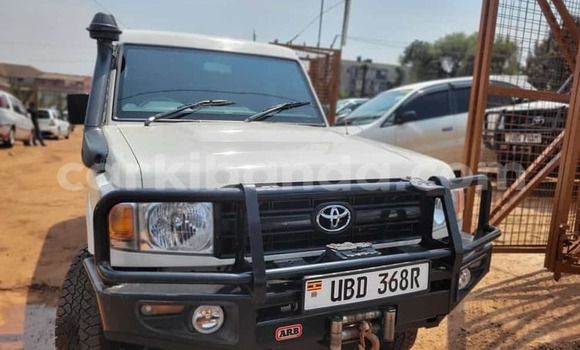 Buy Used Toyota Land Cruiser White Car in Kampala in Uganda Buy Used Toyota Land Cruiser White Car in Kampala in Uganda