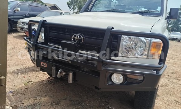 Buy Used Toyota Land Cruiser White Car in Kampala in Uganda Buy Used Toyota Land Cruiser White Car in Kampala in Uganda