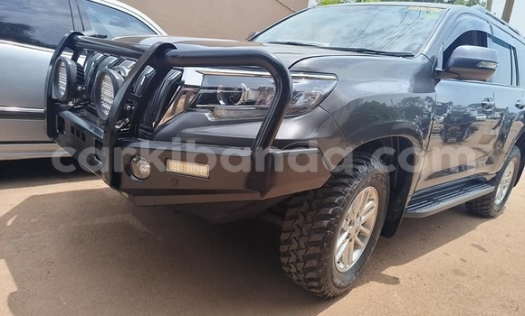 Gura Yakoze Toyota Land Cruiser Black Imodoka i Kampala mu Uganda