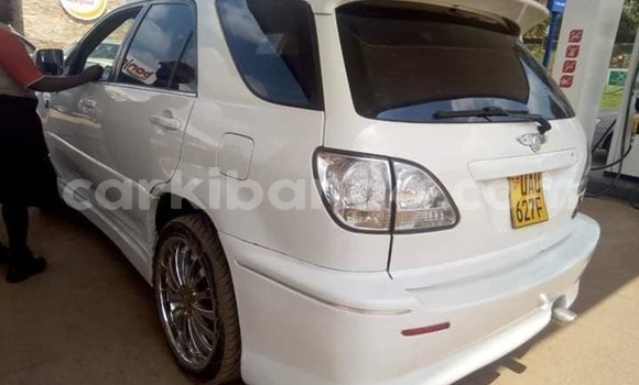 Gura Yakoze Toyota Harrier White Imodoka i Kampala mu Uganda Gura Yakoze Toyota Harrier White Imodoka i Kampala mu Uganda