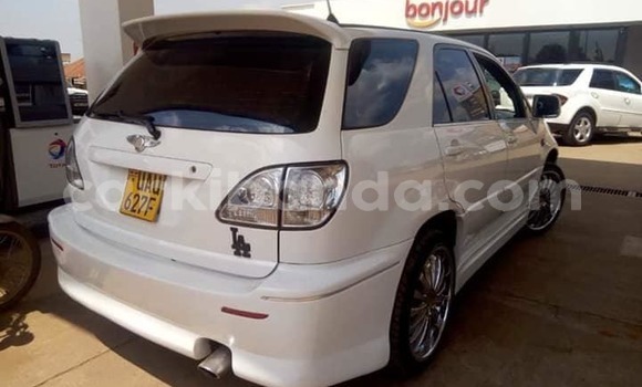 Gura Yakoze Toyota Harrier White Imodoka i Kampala mu Uganda Gura Yakoze Toyota Harrier White Imodoka i Kampala mu Uganda