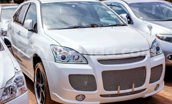Gura Yakoze Toyota Harrier White Imodoka i Kampala mu Uganda Gura Yakoze Toyota Harrier White Imodoka i Kampala mu Uganda