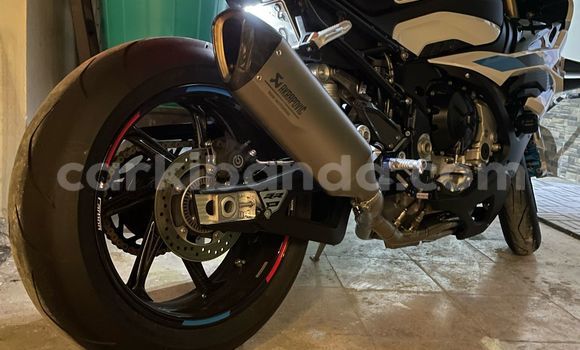 Gura Yakoze BMW S 1000 White Bike i Kampala mu Uganda