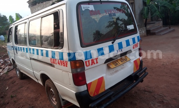 Gura Yakoze Toyota Hiace White Imodoka i Kampala mu Uganda