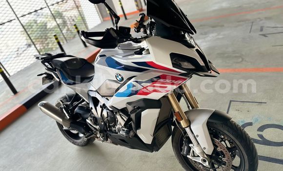 Gura Yakoze BMW S 1000 White Bike i Kampala mu Uganda