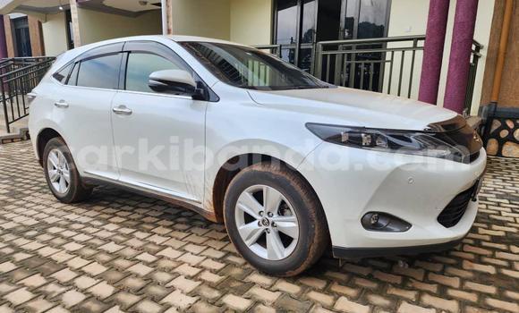Gura Yakoze Toyota Harrier White Imodoka i Kampala mu Uganda Gura Yakoze Toyota Harrier White Imodoka i Kampala mu Uganda