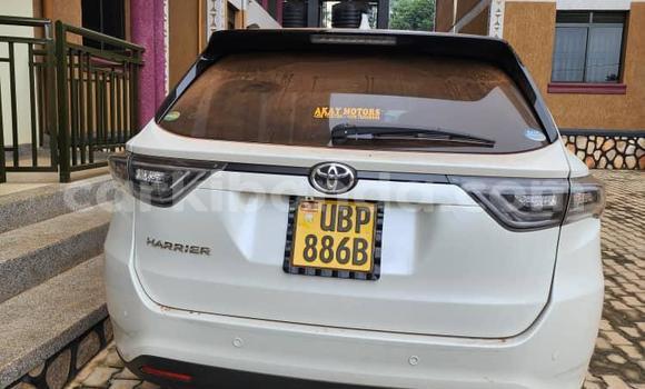Gura Yakoze Toyota Harrier White Imodoka i Kampala mu Uganda Gura Yakoze Toyota Harrier White Imodoka i Kampala mu Uganda