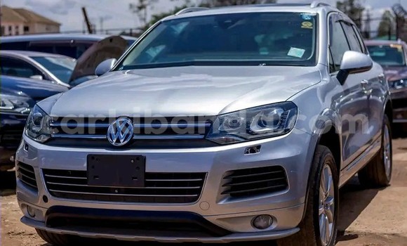 Nunua Ilio tumika Volkswagen Touareg Fedha Gari ndani ya Kampala nchini Uganda Nunua Ilio tumika Volkswagen Touareg Fedha Gari ndani ya Kampala nchini Uganda