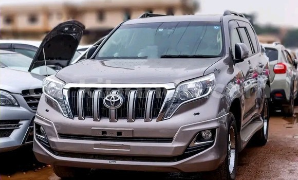 Gura Yakoze Toyota Land Cruiser Prado Beige Imodoka i Kampala mu Uganda