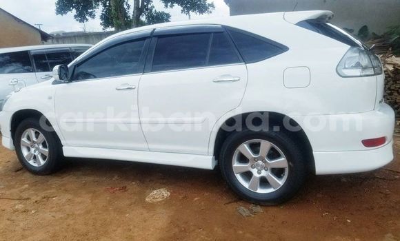 Gura Yakoze Toyota Harrier White Imodoka i Kampala mu Uganda