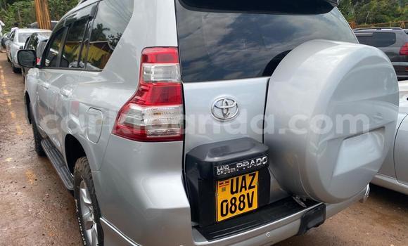 Gura Yakoze Toyota Hilux Silver Imodoka i Kampala mu Uganda