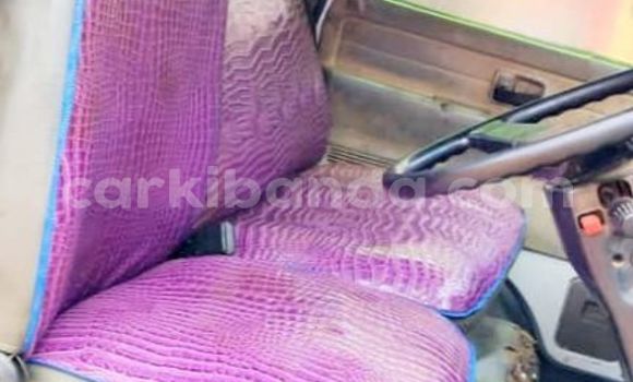 Acheter Occasion Voiture Isuzu Aska Blanc à Bombo, Central Acheter Occasion Voiture Isuzu Aska Blanc à Bombo, Central