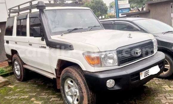 Gura Yakoze Toyota Land Cruiser White Imodoka i Bombo mu Central