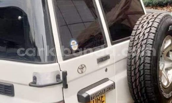 Acheter Occasion Voiture Toyota Land Cruiser Blanc à Bombo, Central Acheter Occasion Voiture Toyota Land Cruiser Blanc à Bombo, Central