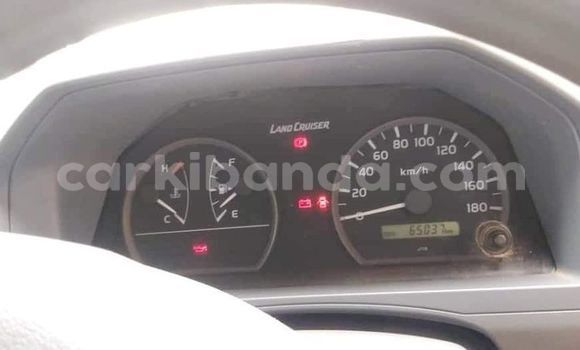 Acheter Occasion Voiture Toyota Land Cruiser Blanc à Bombo, Central Acheter Occasion Voiture Toyota Land Cruiser Blanc à Bombo, Central