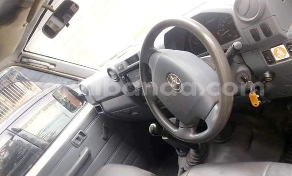 Acheter Occasion Voiture Toyota Land Cruiser Blanc à Bombo, Central Acheter Occasion Voiture Toyota Land Cruiser Blanc à Bombo, Central