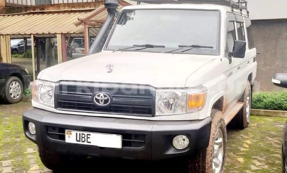 Acheter Occasion Voiture Toyota Land Cruiser Blanc à Bombo, Central Acheter Occasion Voiture Toyota Land Cruiser Blanc à Bombo, Central