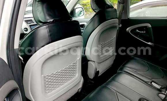 Acheter Occasion Voiture Toyota RAV4 Blanc à Bombo, Central Acheter Occasion Voiture Toyota RAV4 Blanc à Bombo, Central