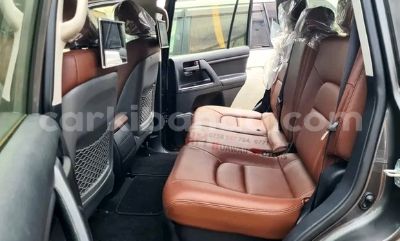 Gura Yakoze Toyota Land Cruiser Beige Imodoka i Kampala mu Uganda Gura Yakoze Toyota Land Cruiser Beige Imodoka i Kampala mu Uganda