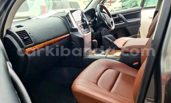 Gura Yakoze Toyota Land Cruiser Beige Imodoka i Kampala mu Uganda Gura Yakoze Toyota Land Cruiser Beige Imodoka i Kampala mu Uganda
