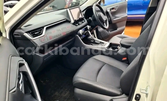 Nunua Ilio tumika Toyota RAV4 Nyeupe Gari ndani ya Kampala nchini Uganda Nunua Ilio tumika Toyota RAV4 Nyeupe Gari ndani ya Kampala nchini Uganda