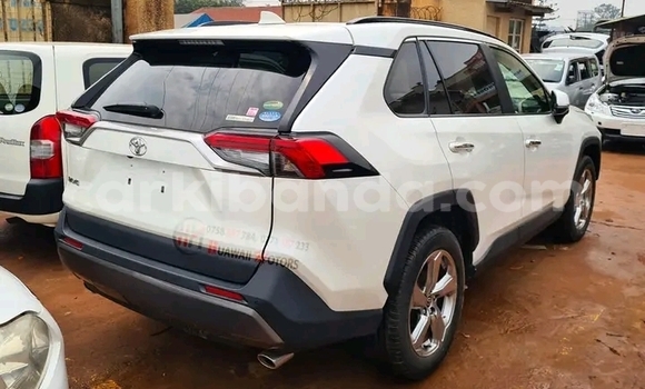 Nunua Ilio tumika Toyota RAV4 Nyeupe Gari ndani ya Kampala nchini Uganda Nunua Ilio tumika Toyota RAV4 Nyeupe Gari ndani ya Kampala nchini Uganda