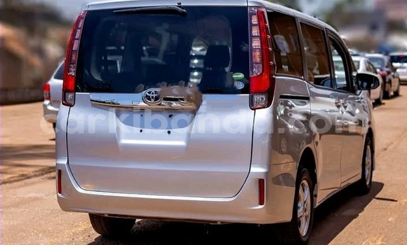 Nunua Imported Toyota Noah Fedha Gari ndani ya Kampala nchini Uganda Nunua Imported Toyota Noah Fedha Gari ndani ya Kampala nchini Uganda