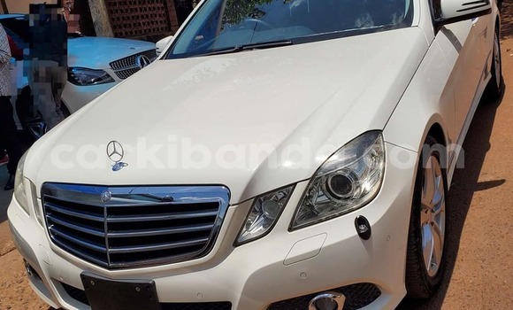 Nunua Ilio tumika Mercedes‒Benz E–Class Nyeupe Gari ndani ya Arua nchini Uganda
