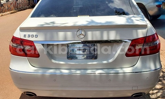 Gura Yakoze Mercedes‒Benz E–Class White Imodoka i Arua mu Uganda Gura Yakoze Mercedes‒Benz E–Class White Imodoka i Arua mu Uganda